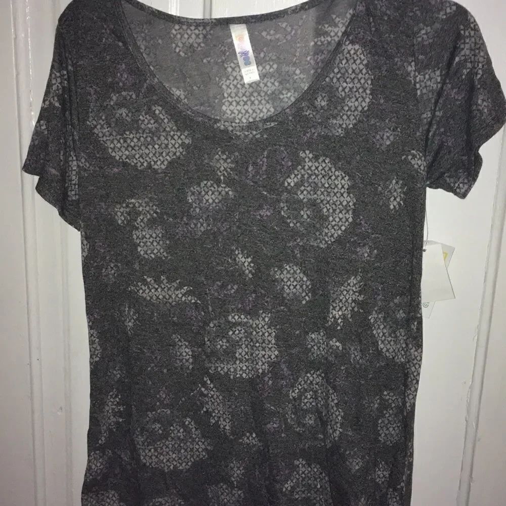 Xs LuLaRoe Rose Classic Tee